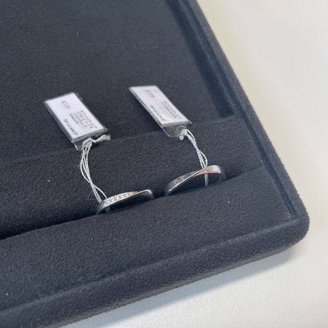 【BRILLIANCE+(ブリリアンスプラス)の口コミ】 婚約指輪のリングを選ぶ時、最初は斜めにダイヤモンドが入ったデザインが…