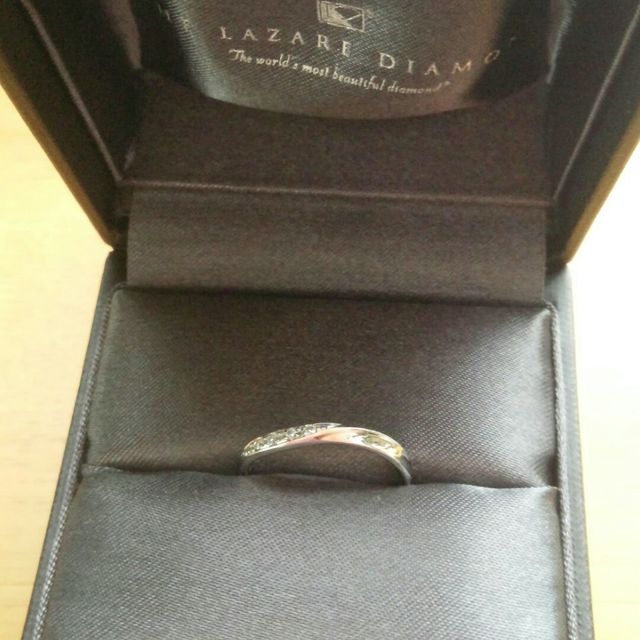 【ラザール ダイヤモンド(LAZARE DIAMOND)の口コミ】 デザインがとにかく魅力的で購入を決めました。元々シンプルな指輪を探し…