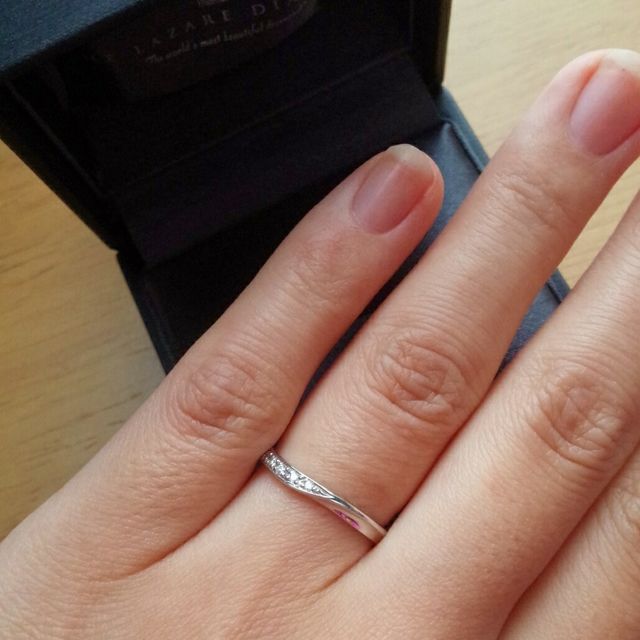 【ラザール ダイヤモンド(LAZARE DIAMOND)の口コミ】 デザインがとにかく魅力的で購入を決めました。元々シンプルな指輪を探し…