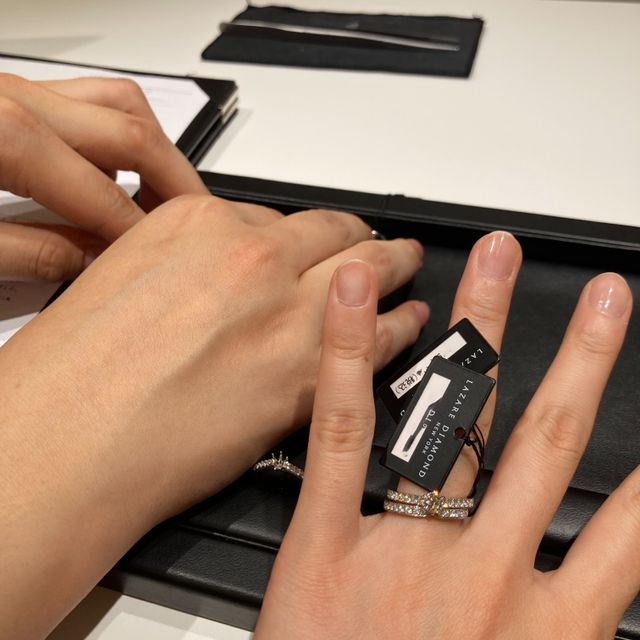 【ラザール ダイヤモンド(LAZARE DIAMOND)の口コミ】 パヴェダイヤが付いた婚約指輪を探していたのでこちらを試着させていただ…