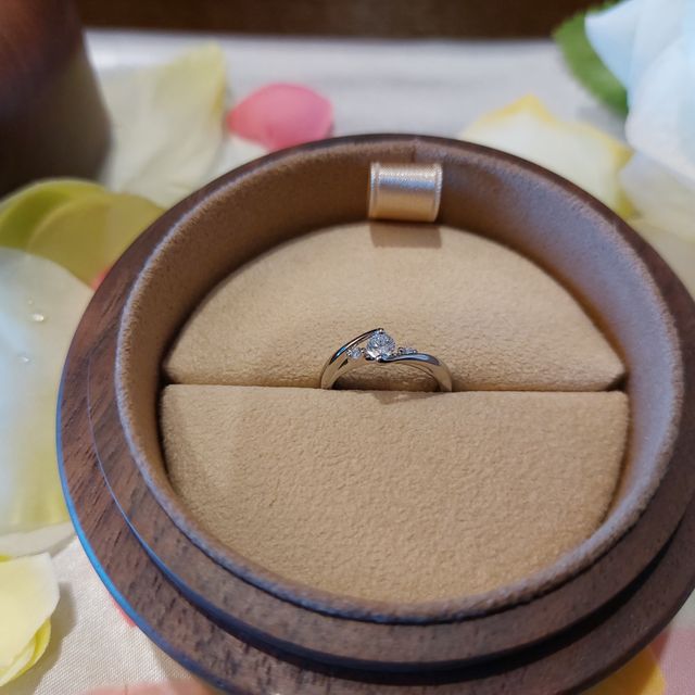 【COLANY(コラニー)の口コミ】 見た瞬間にこれと決めました！
リング一つ一つに思いがこもっていて感動し…