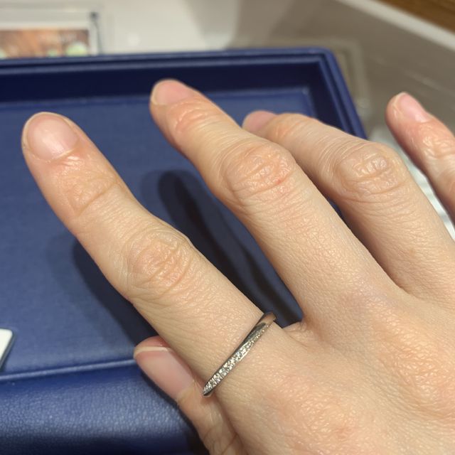 【銀座ダイヤモンドシライシの口コミ】 全周にダイヤモンドが入っているので、どの角度からみてもキラキラしてと…