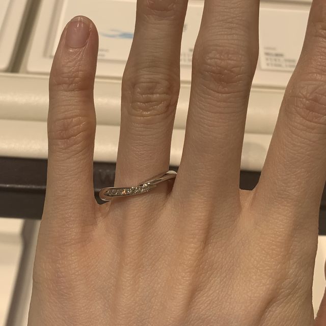 【俄(にわか)の口コミ】 指輪のデザインがおしゃれで、ダイヤがキラキラしているのが目立ち印象的…