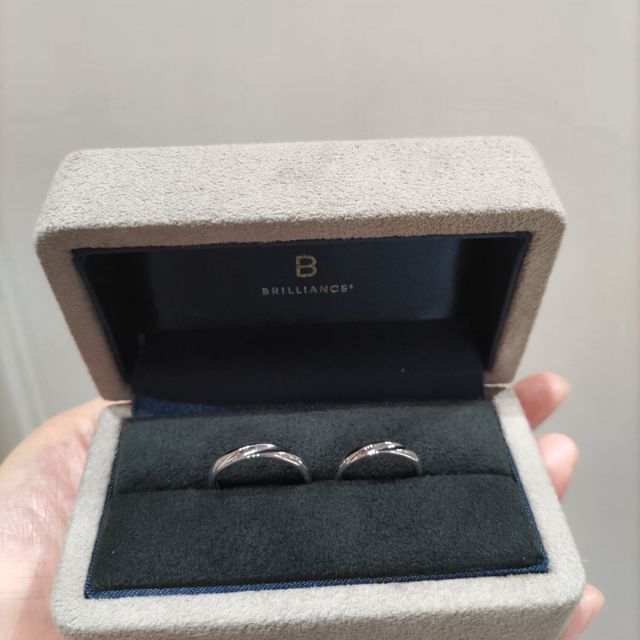 【BRILLIANCE+(ブリリアンスプラス)の口コミ】 婚約指輪は、リングの厚さが細めのシンプルなデザインを探していて、私の…