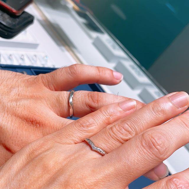 【銀座ダイヤモンドシライシの口コミ】 事前にプレゼントされたエンゲージリングのデザインに合わせて提案して頂…