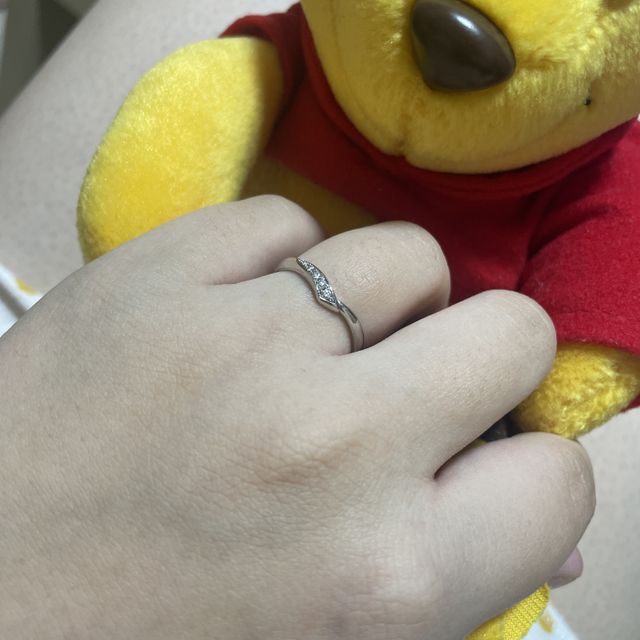 【4℃ BRIDAL(ヨンドシーブライダル)の口コミ】 デザインが、シンプルで、指の細見え効果もあり、
シンプルだけど、上品で…