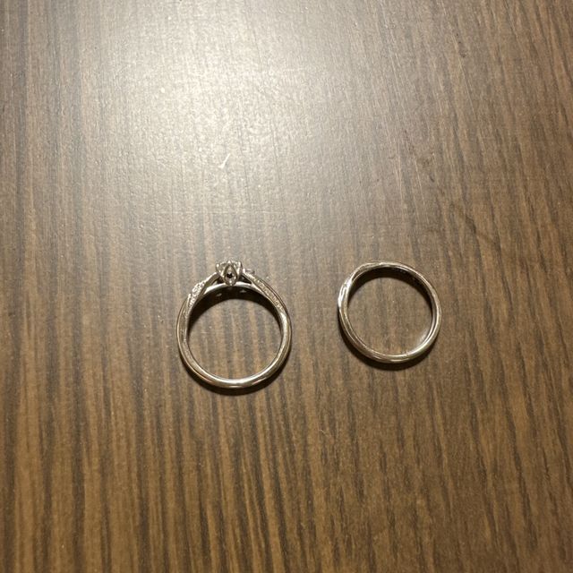 【銀座ダイヤモンドシライシの口コミ】 曲線があるデザインで、指が細く見えるのと肌にぴったりとフィットする感…