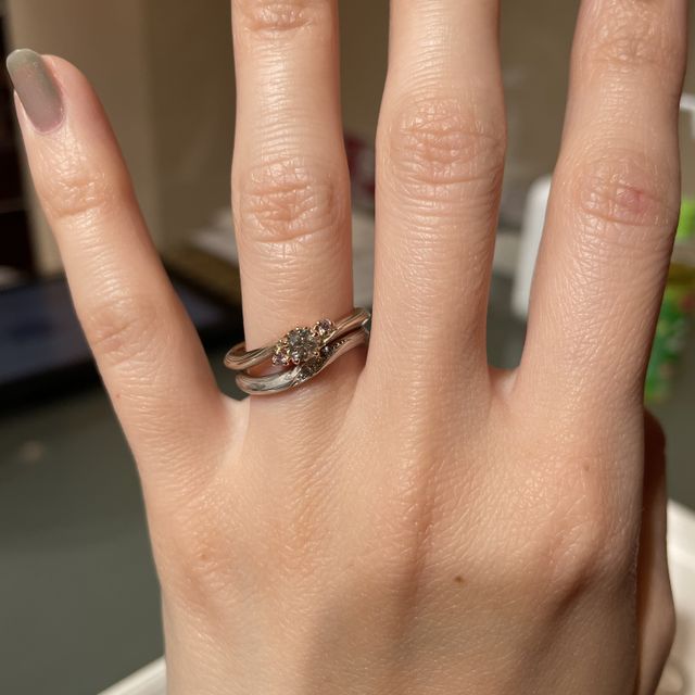 【杢目金屋(もくめがねや)の口コミ】 こちらのブランドさんの指輪はデザインが少し特徴的でした。指輪のリング…