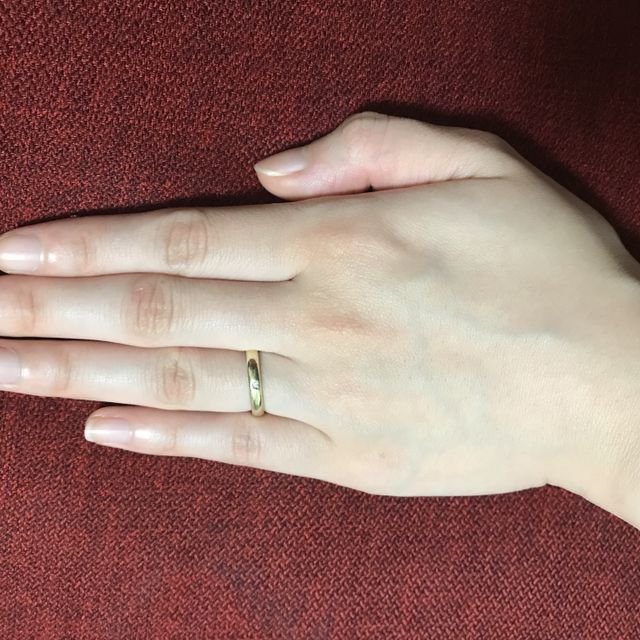 【THE KISS(ザ・キッス)の口コミ】 デザインはリングの真ん中にダイヤが埋め込まれているシンプルなデザイン…