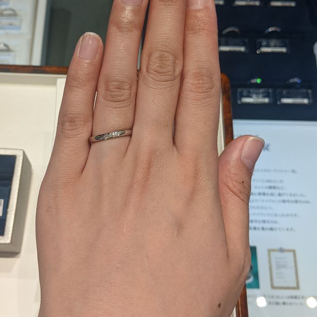 【ROYAL ASSCHER(ロイヤル・アッシャー)の口コミ】 白く輝くダイヤモンドがとてもきれいでした。着け心地もとても良かったで…