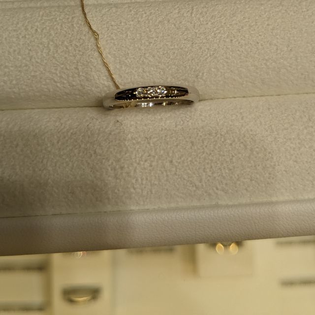【AHKAH(アーカー)の口コミ】 ダイヤが３つ並んでいるストレートラインの指輪です。シとてもつけ心地が…