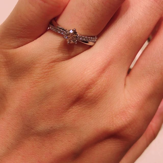 【和光ブライダルブティックギンザの口コミ】 指輪のデザインは他にないクロスした形で、素敵だなと思いました。細身で…