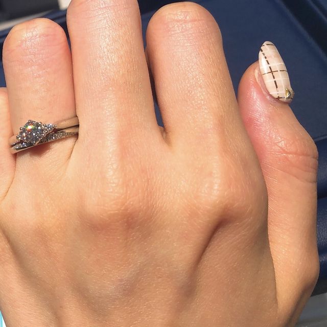 【銀座ダイヤモンドシライシの口コミ】 指輪のデザインは細身で指馴染みがよいものでした。ストレートすぎずウェ…