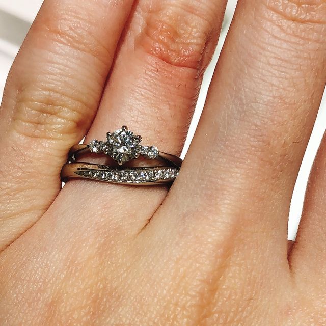 【ROYAL ASSCHER(ロイヤル・アッシャー)の口コミ】 細身で指馴染みが良いものをたくさん試着させてもらいました。一番中央の…