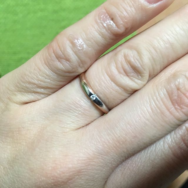 【ツインズキューピッド(Twins Cupid)の口コミ】 シンプルで2つの色が合わさった指輪を求めていた私達。2色以上の指輪は継…