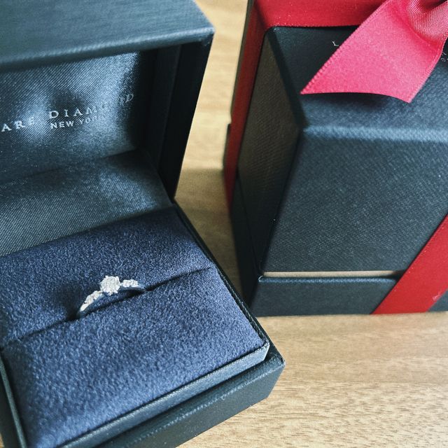 【ラザール ダイヤモンド(LAZARE DIAMOND)の口コミ】 デザインに一目惚れしました。
一粒ではなく、少し装飾のある、でもあくま…