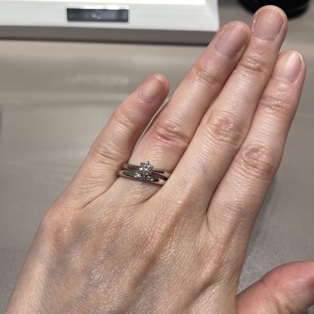 【4℃ BRIDAL(ヨンドシーブライダル)の口コミ】 シンプルなデザインで、日常的に重ね付けしても派手になり過ぎず、着けや…