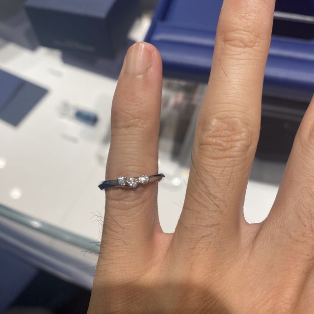 【銀座ダイヤモンドシライシの口コミ】 シンプルなデザインだがダイヤモンドの輝きが目立ち、特別感が味わえるの…