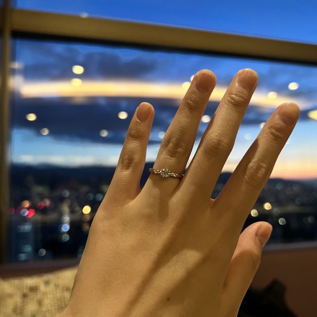 【ラザール ダイヤモンド(LAZARE DIAMOND)の口コミ】 ダイヤの美しさと普段使いもしたかったので結婚指輪と重ね付けしやすく、…