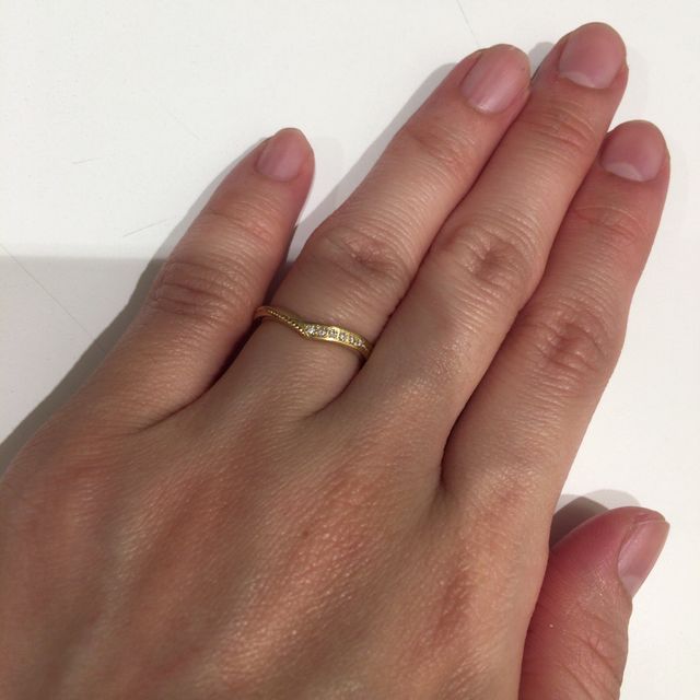 【JEWELRY  KAMATA(ジュエリーかまた)の口コミ】 V字が綺麗だったのでこれにしました。婚約指輪ともとても相性がいいでます…