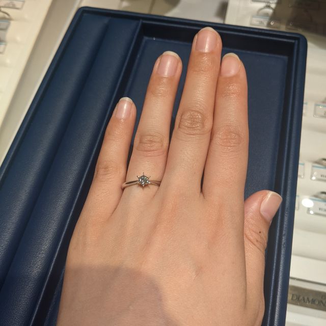 【銀座ダイヤモンドシライシの口コミ】 ブランド名にダイヤモンドと入っており、どの指輪もダイヤモンドの輝きが…