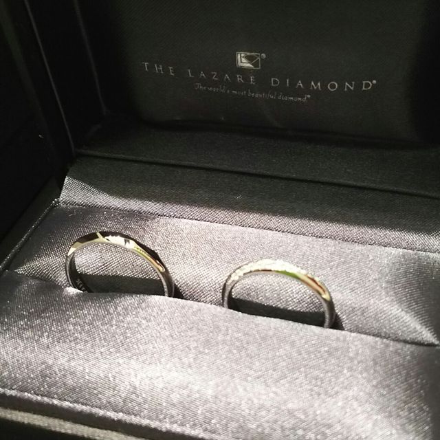 【ラザール ダイヤモンド(LAZARE DIAMOND)の口コミ】 指輪のデザインが素敵です。シンプルでかっこよく付け心地は最高です。
お…