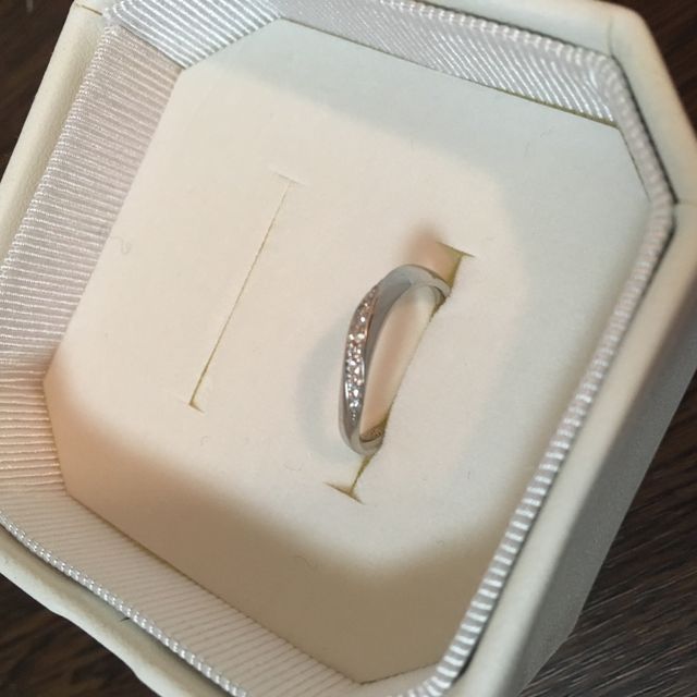 【4℃ BRIDAL(ヨンドシーブライダル)の口コミ】 旦那が気に入ったデザインの指輪の中から一番結婚指輪らしいキラキラした…