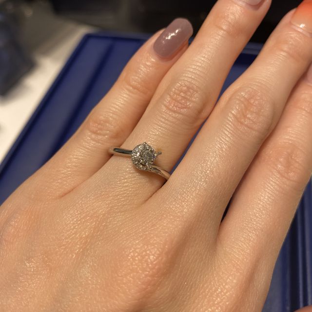 【銀座ダイヤモンドシライシの口コミ】 指輪のデザインが、なかなかないもので、指を綺麗に見せてくれるので一目…