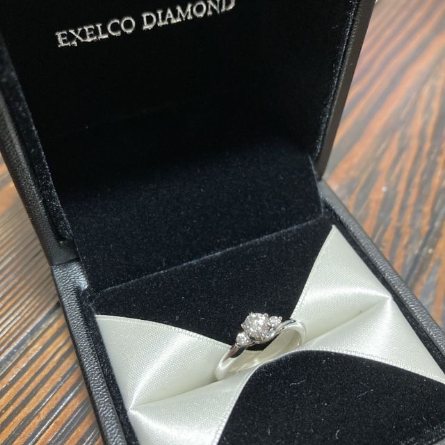 【エクセルコダイヤモンド(EXELCO DIAMOND)の口コミ】 横から見た際のデザインが凝っていて、他にはあまり無い洗練された指輪の…