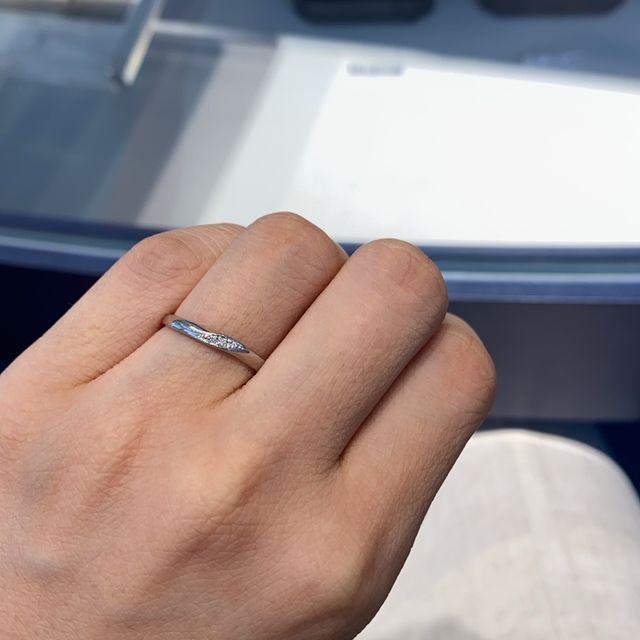 【銀座ダイヤモンドシライシの口コミ】 指輪のデザインはシンプルだけど少しウェーブがありとても指がきれいに見…