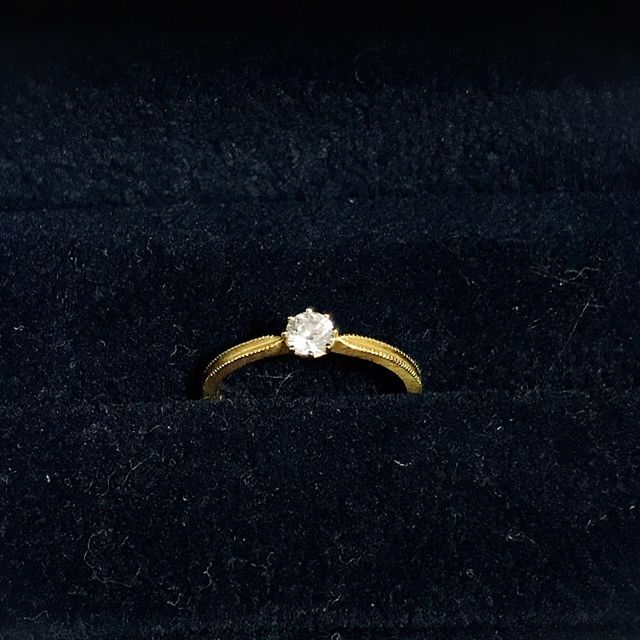 【AHKAH(アーカー)の口コミ】 デザインと価格です。
まずデザインですが、コの字型のアームの表部分がミ…