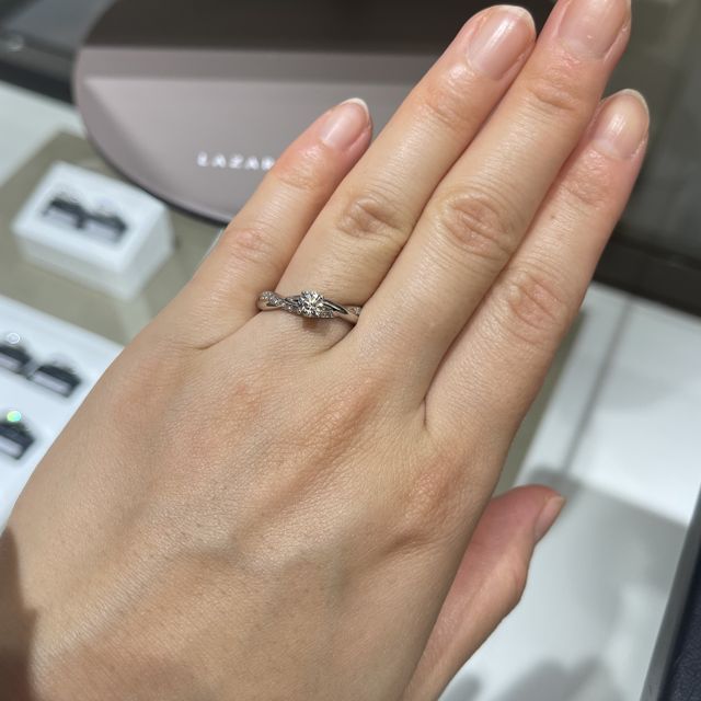 【ラザール ダイヤモンド(LAZARE DIAMOND)の口コミ】 数ある指輪の中で、このスイートアイヴィが1番可愛いかったです！メレダイ…