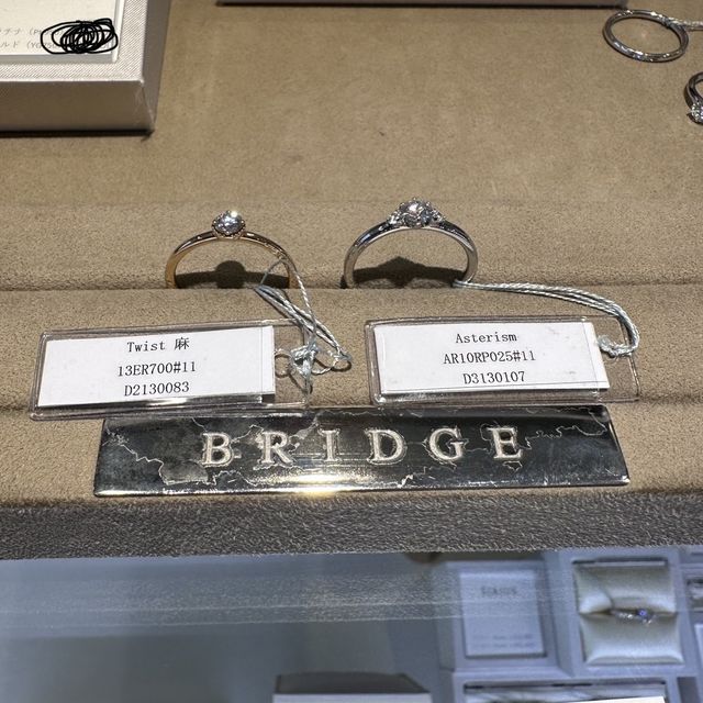 【BRIDGE(ブリッジ)の口コミ】 ブリッジ訪問当時は、センターリングのみのシンプルな婚約指輪を見ており…