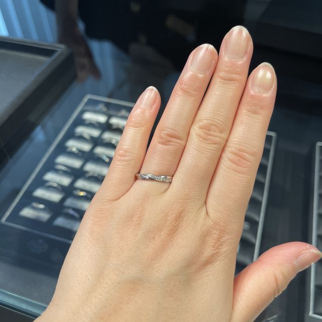 【エクセルコダイヤモンド(EXELCO DIAMOND)の口コミ】 結婚指輪のみでつけたときの華やかさが素敵です！メレダイヤが入っている…