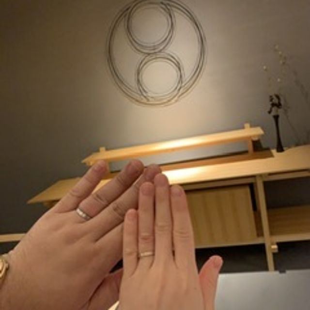 【TOMOE(トモエ)の口コミ】 もう一つの指輪と大変迷ったのですが、シンプルでも上品な印象を受け、歳…