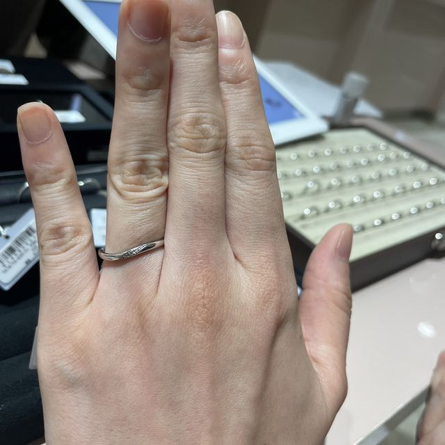 【TRECENTI(トレセンテ)の口コミ】 メレダイヤ付きの細身のウェーブデザイン。ダイヤが斜めに入っているデザ…