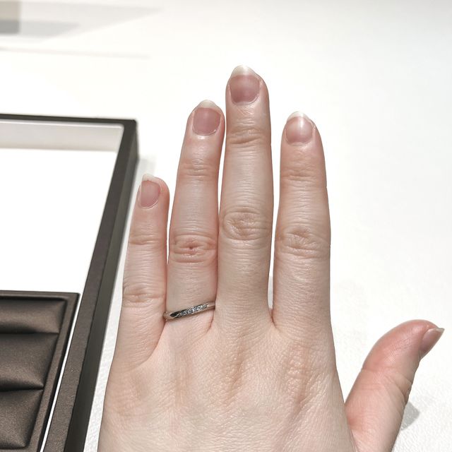 【アイプリモ(I-PRIMO)の口コミ】 ストレートとウェーブの中間のような形で、ダイヤが5つ流れるようなライン…