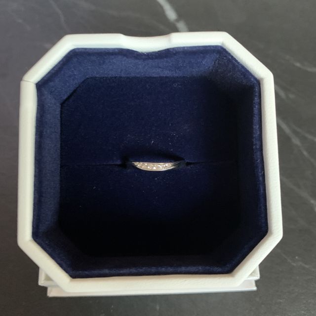 【4℃ BRIDAL(ヨンドシーブライダル)の口コミ】 デザインがとても気に入りました。
柔らかな曲線が指に馴染んで着け心地が…