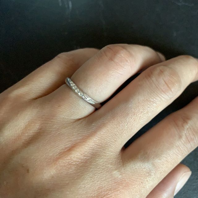 【4℃ BRIDAL(ヨンドシーブライダル)の口コミ】 デザインがとても気に入りました。
柔らかな曲線が指に馴染んで着け心地が…