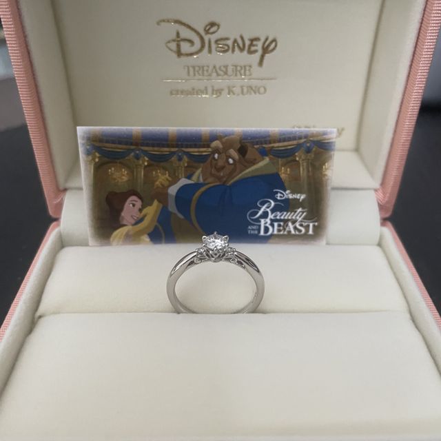 【ケイウノ ブライダル(K.UNO BRIDAL)の口コミ】 彼女がディズニー好きなので、内側に美女と野獣のバラの刻印を入れてもら…