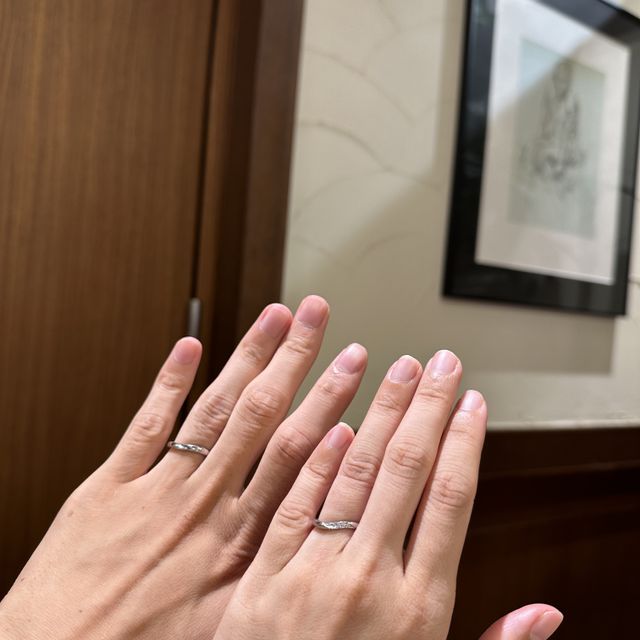 【ラザール ダイヤモンド(LAZARE DIAMOND)の口コミ】 ２人ともウェーブのデザインが希望で私はダイヤがついているものが良いと…