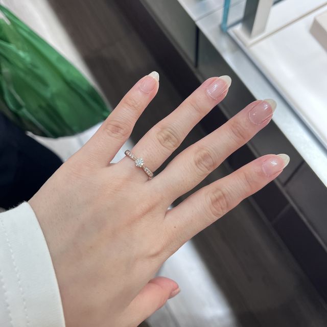 【TASAKI(タサキ)の口コミ】 ダイヤモンドと、桜をイメージしたタサキオリジナルのサクラゴールドで、…