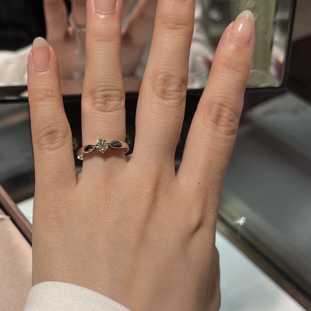 【ブルガリ(BVLGARI)の口コミ】 真ん中に一粒ダイヤモンド、という非常にシンプルなデザインでありながら…