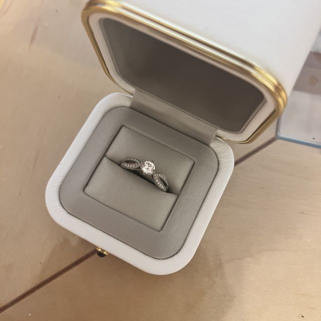 【ブシュロン(BOUCHERON)の口コミ】 とにかく可愛いです。真ん中のダイヤモンドと、丸みを帯びたラインが女性…