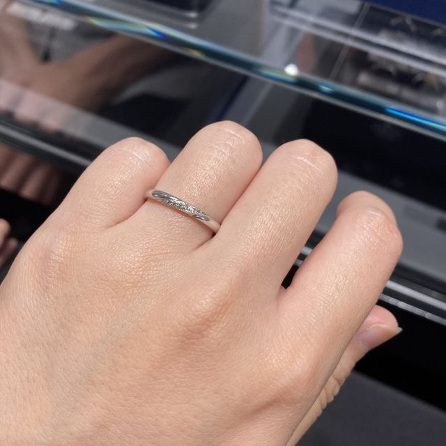 【エクセルコダイヤモンド(EXELCO DIAMOND)の口コミ】 中心には斜めにダイヤモンドが入っています。
そして、特徴的で他と違って…