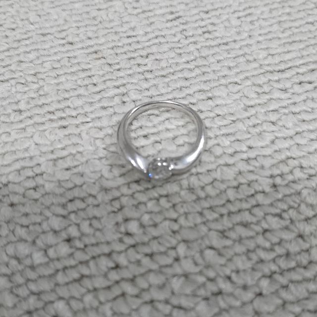 【Lacrima(ラクリマ)の口コミ】 ひねりを聞かせたデザインで、今風な感じとダイヤのサイズに、あったバラ…