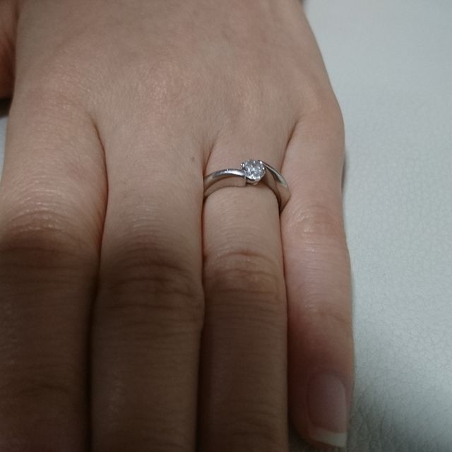 【Lacrima(ラクリマ)の口コミ】 ひねりを聞かせたデザインで、今風な感じとダイヤのサイズに、あったバラ…