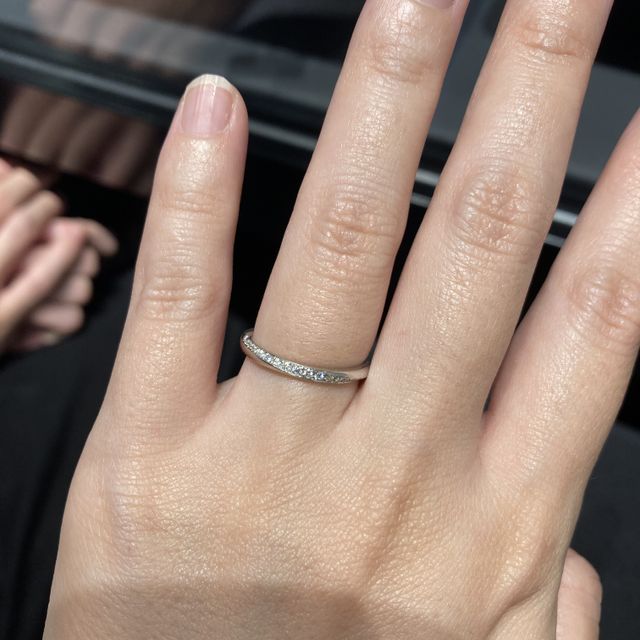 【銀座ダイヤモンドシライシの口コミ】 斜めにダイヤモンドが入っているデザインです。
このようなデザインはたく…