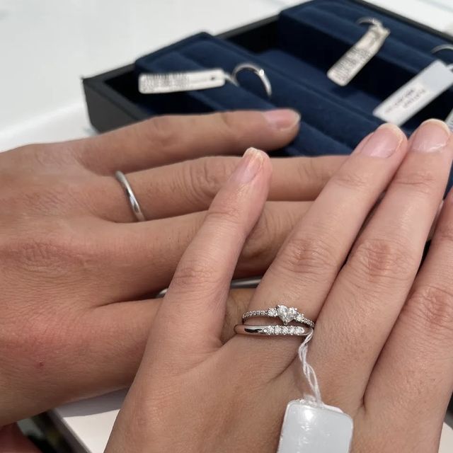 【4℃ BRIDAL(ヨンドシーブライダル)の口コミ】 ハートシェイプの婚約指輪と重ね付けできるデザインのものを探していまし…
