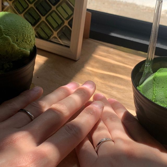 【4℃ BRIDAL(ヨンドシーブライダル)の口コミ】 婚約指輪と合わせて付けられるようなデザインで選びました。
まず、自分た…